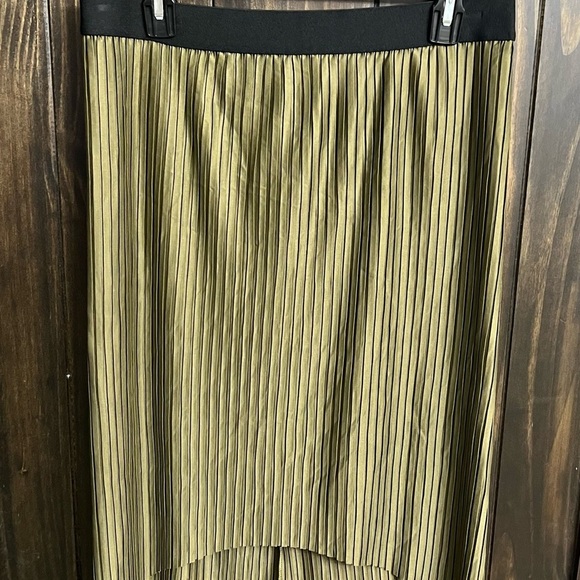 Piphany Midi Pencil Skirt with Ribbed High-Low Design-Green-Size: Medium - Picture 4 of 8